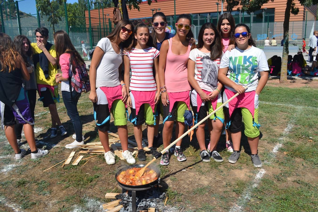 Fiesta en torno a la paella