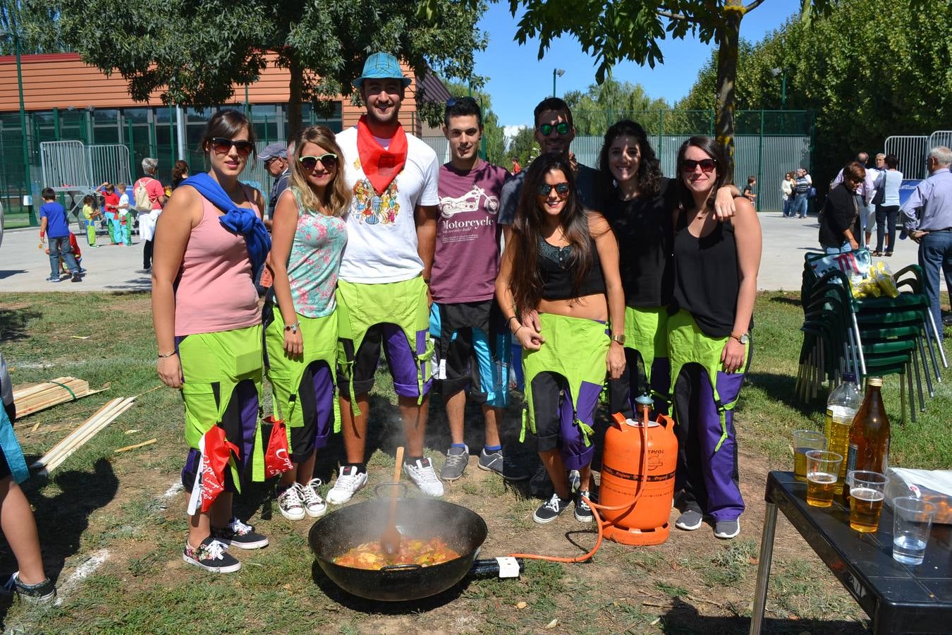 Fiesta en torno a la paella