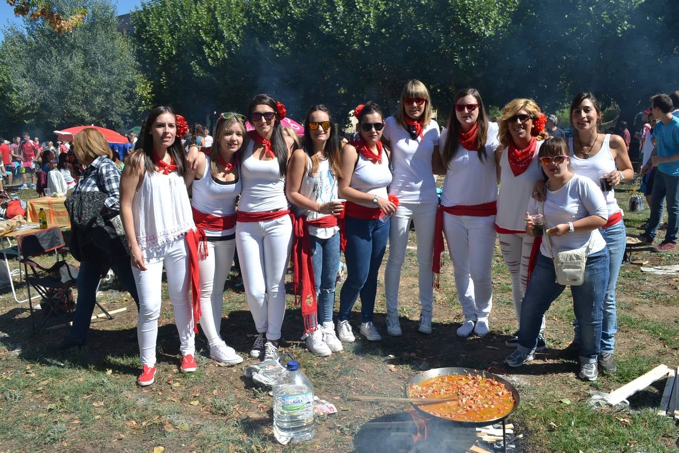 Fiesta en torno a la paella