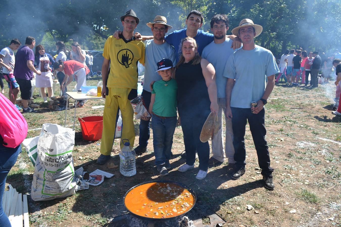 Fiesta en torno a la paella