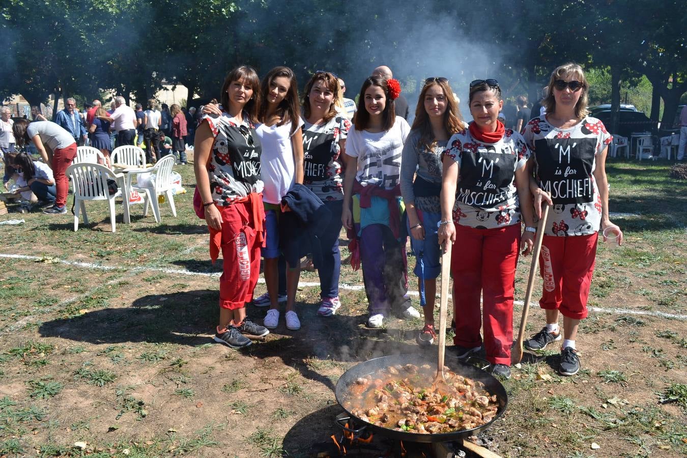 Fiesta en torno a la paella