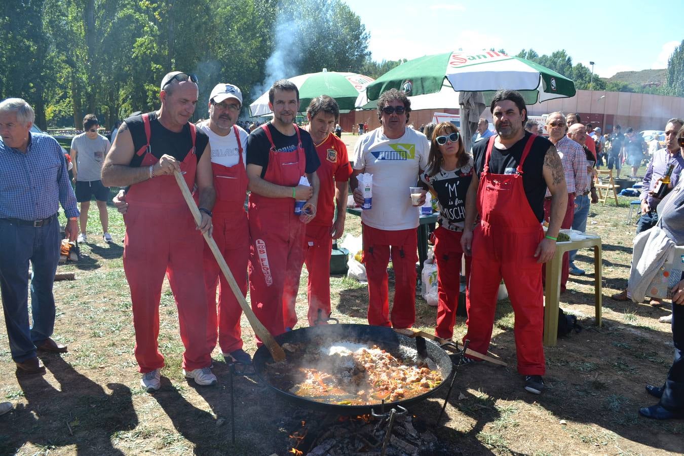 Fiesta en torno a la paella