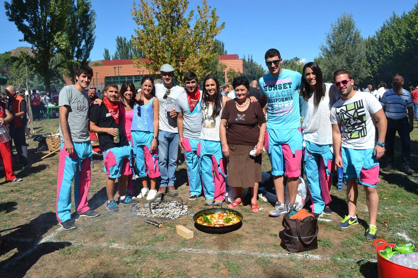 Fiesta en torno a la paella