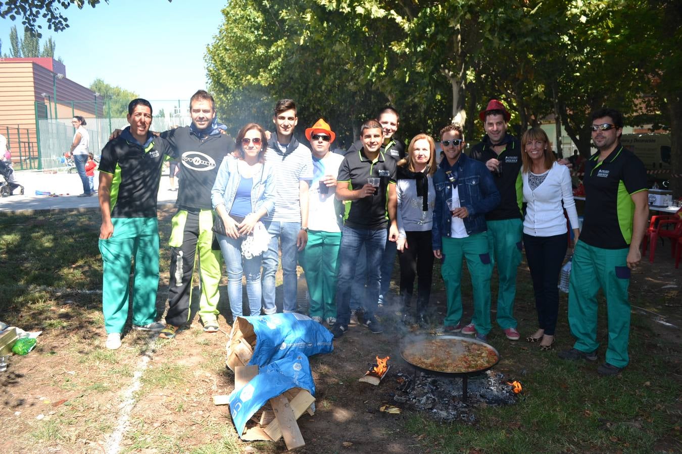 Fiesta en torno a la paella