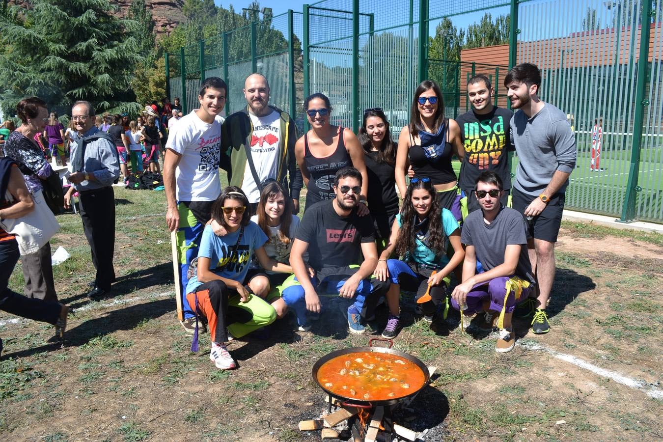 Fiesta en torno a la paella