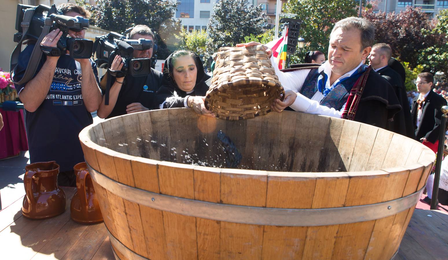 Ceniceros preside su primer pisado de la uva (I)