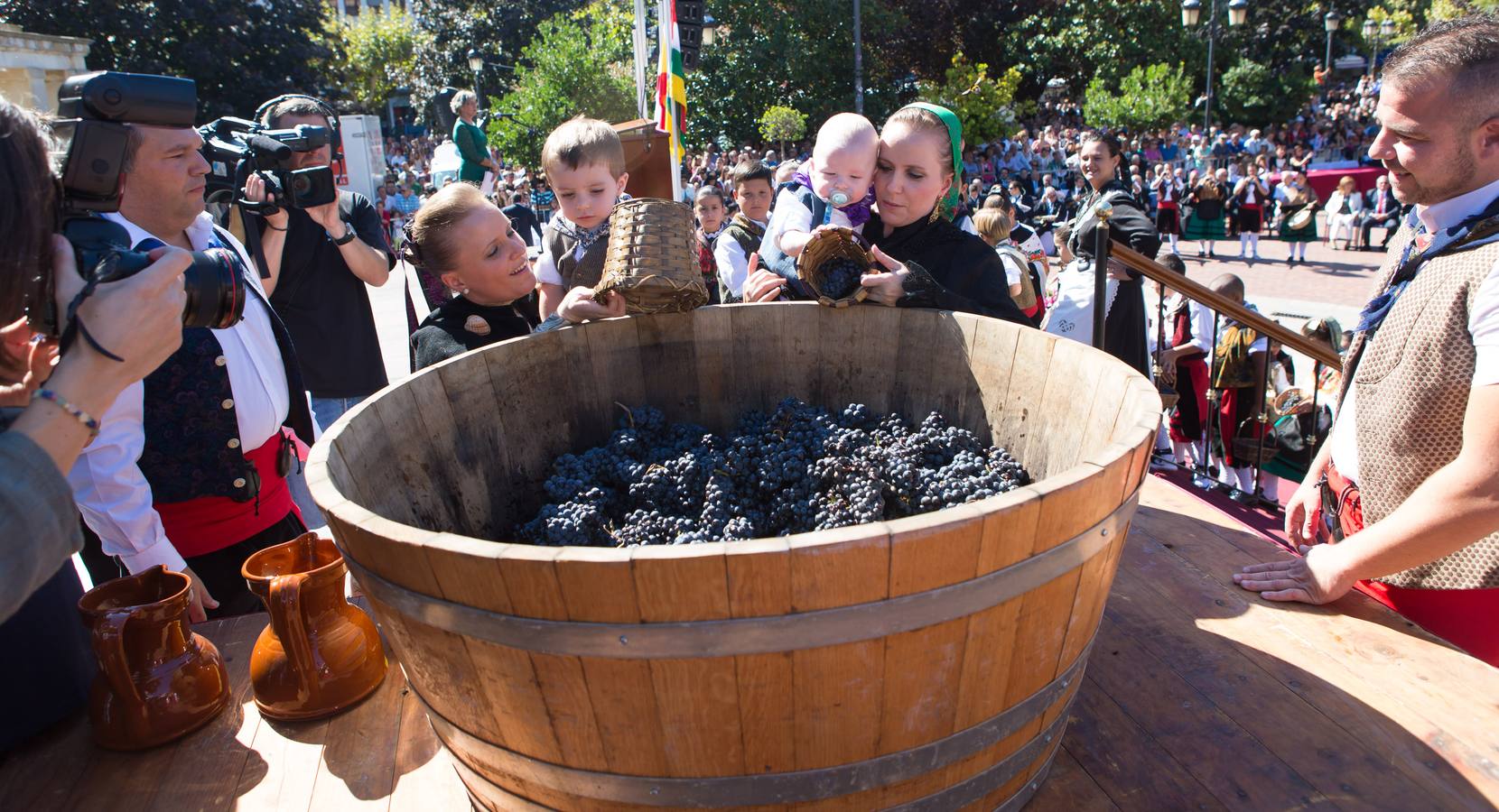 Ceniceros preside su primer pisado de la uva (I)