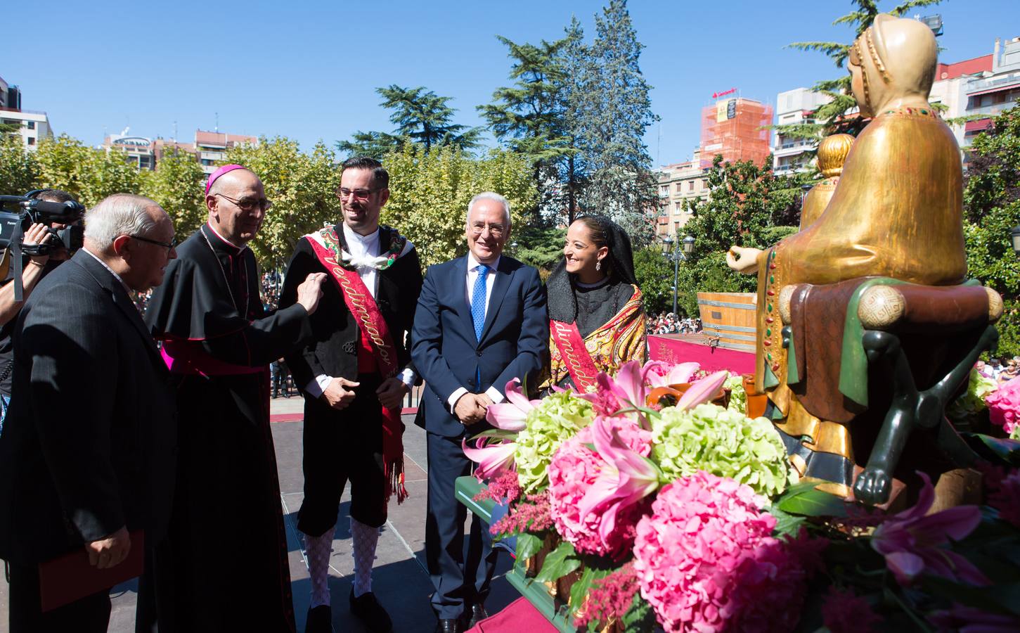 Ceniceros preside su primer pisado de la uva (II)