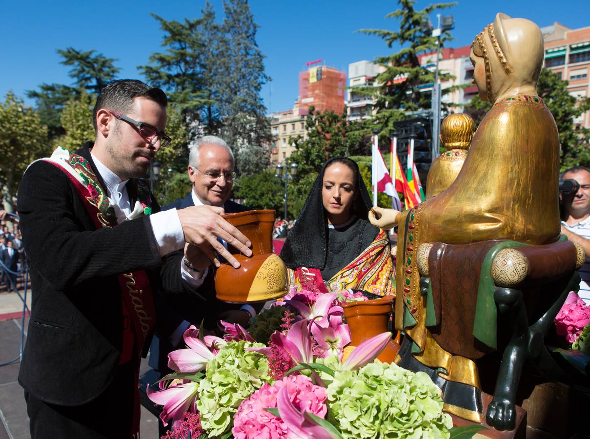 Ceniceros preside su primer pisado de la uva (II)