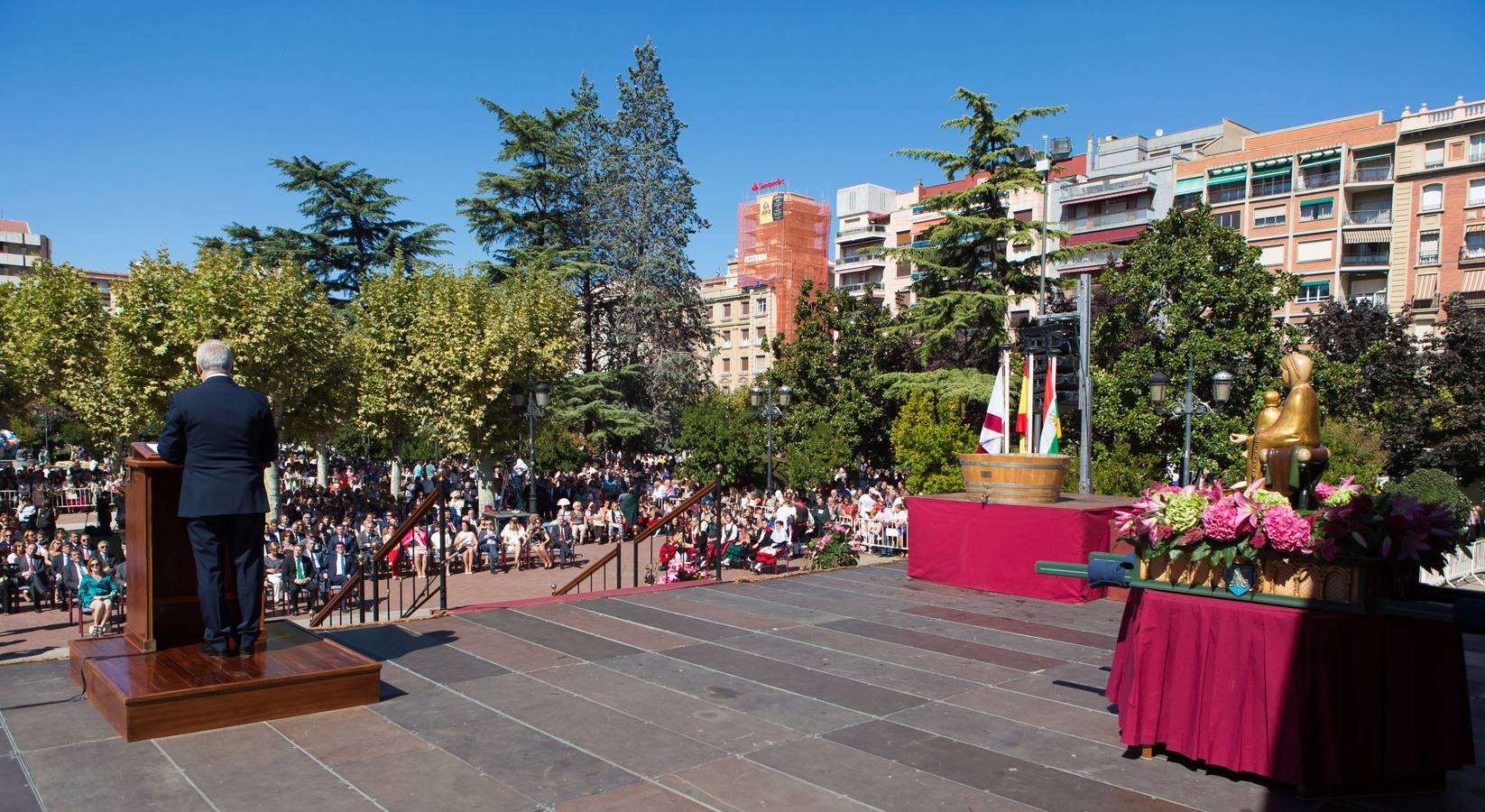 Ceniceros preside su primer pisado de la uva (II)