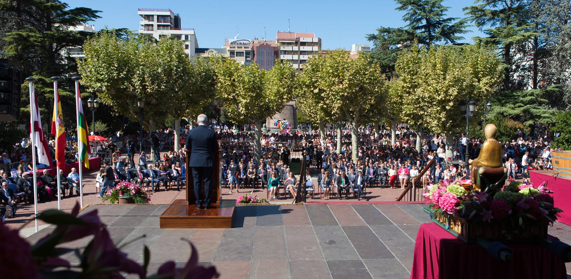 Ceniceros preside su primer pisado de la uva (II)