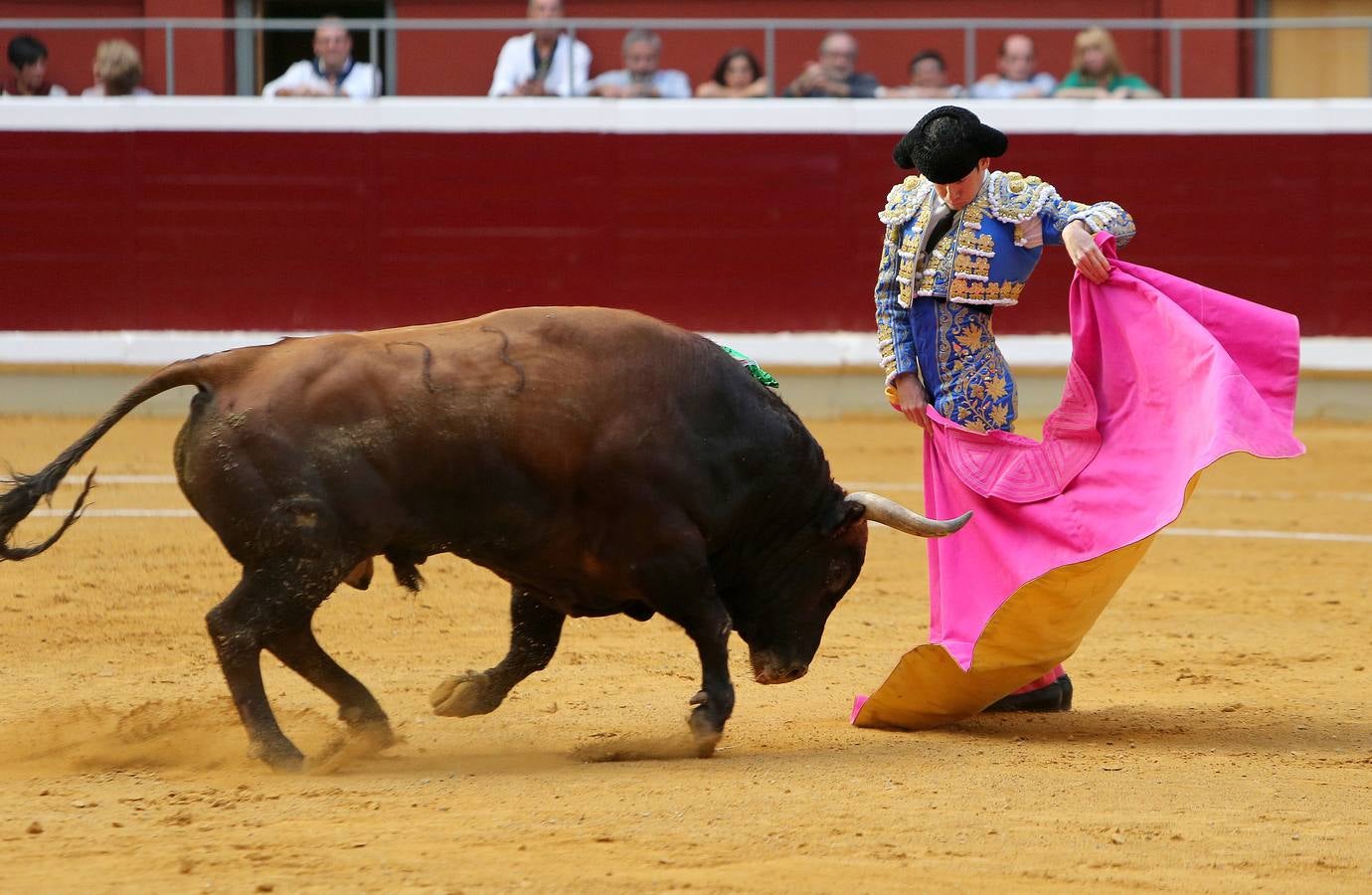 Urdiales abre la puerta grande