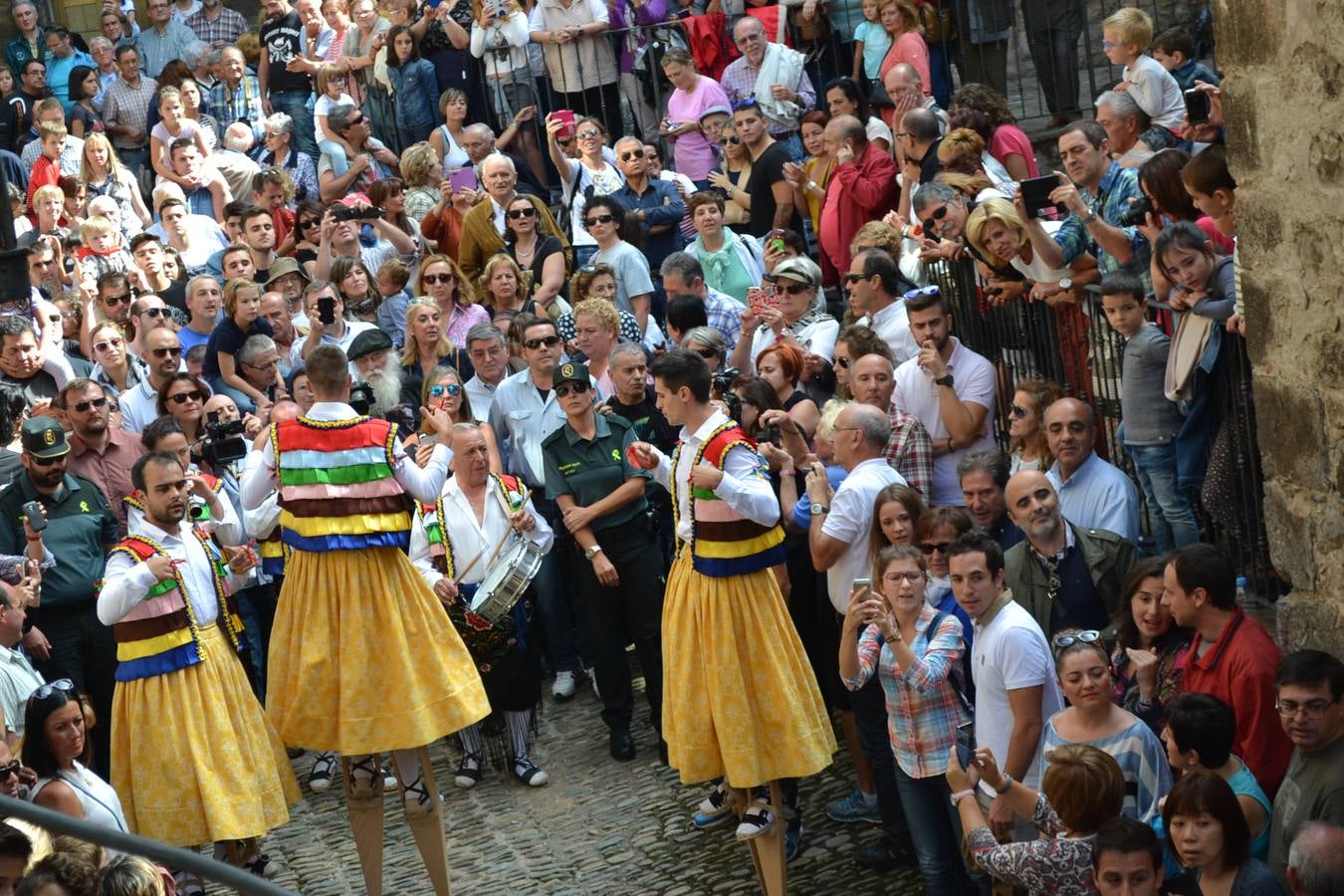 Los danzadores bajan por Gracias