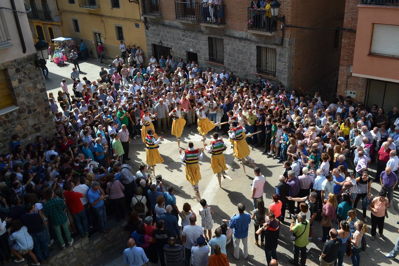 Los danzadores bajan por Gracias