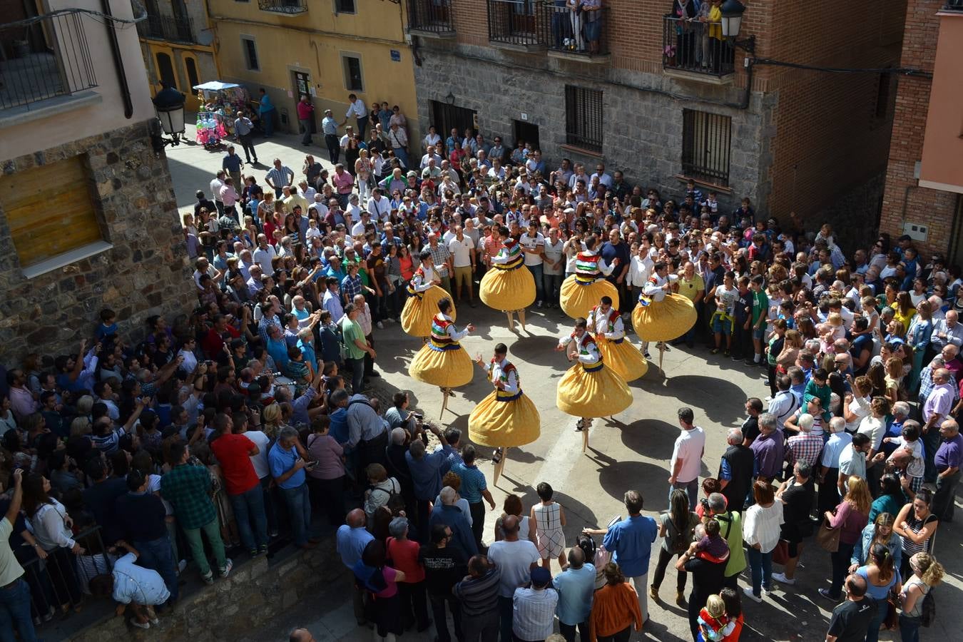 Los danzadores bajan por Gracias