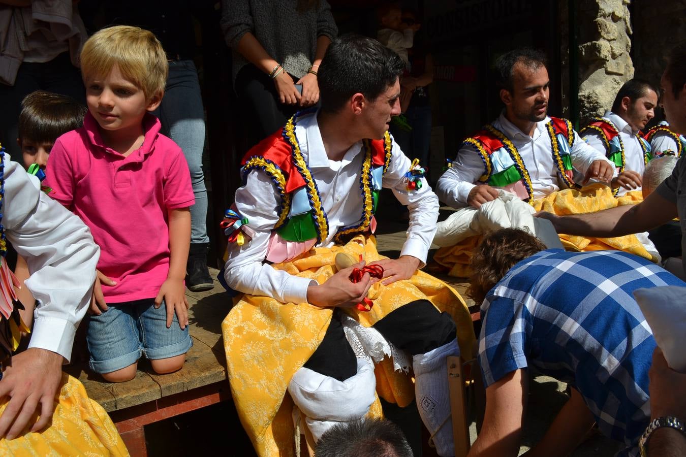 Los danzadores bajan por Gracias