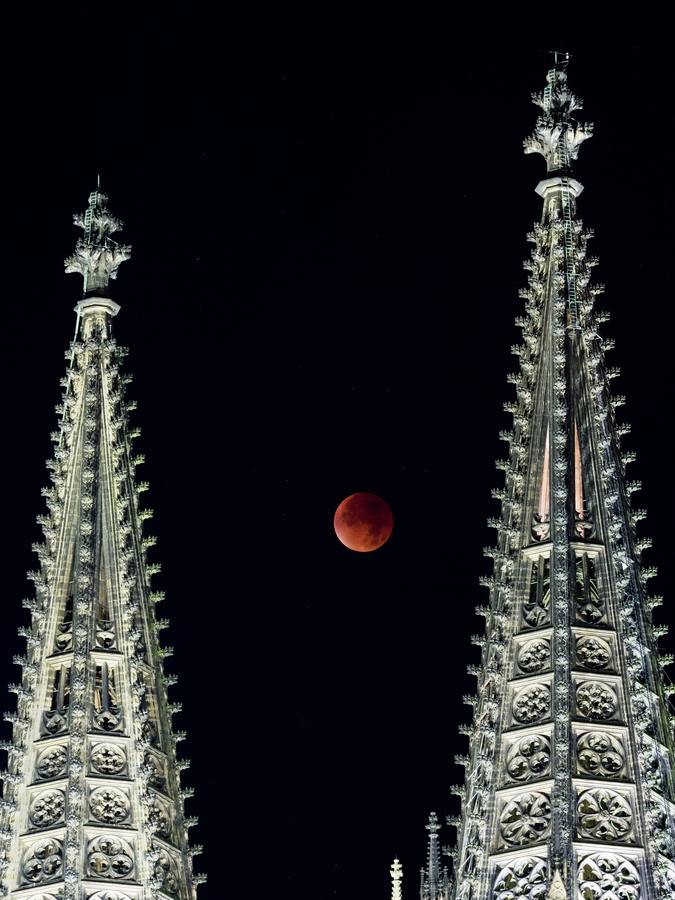 El eclipse y la superluna. La superluna de sangre en lo alto de la Catedral de Colonia, una de las más altas del mundo.