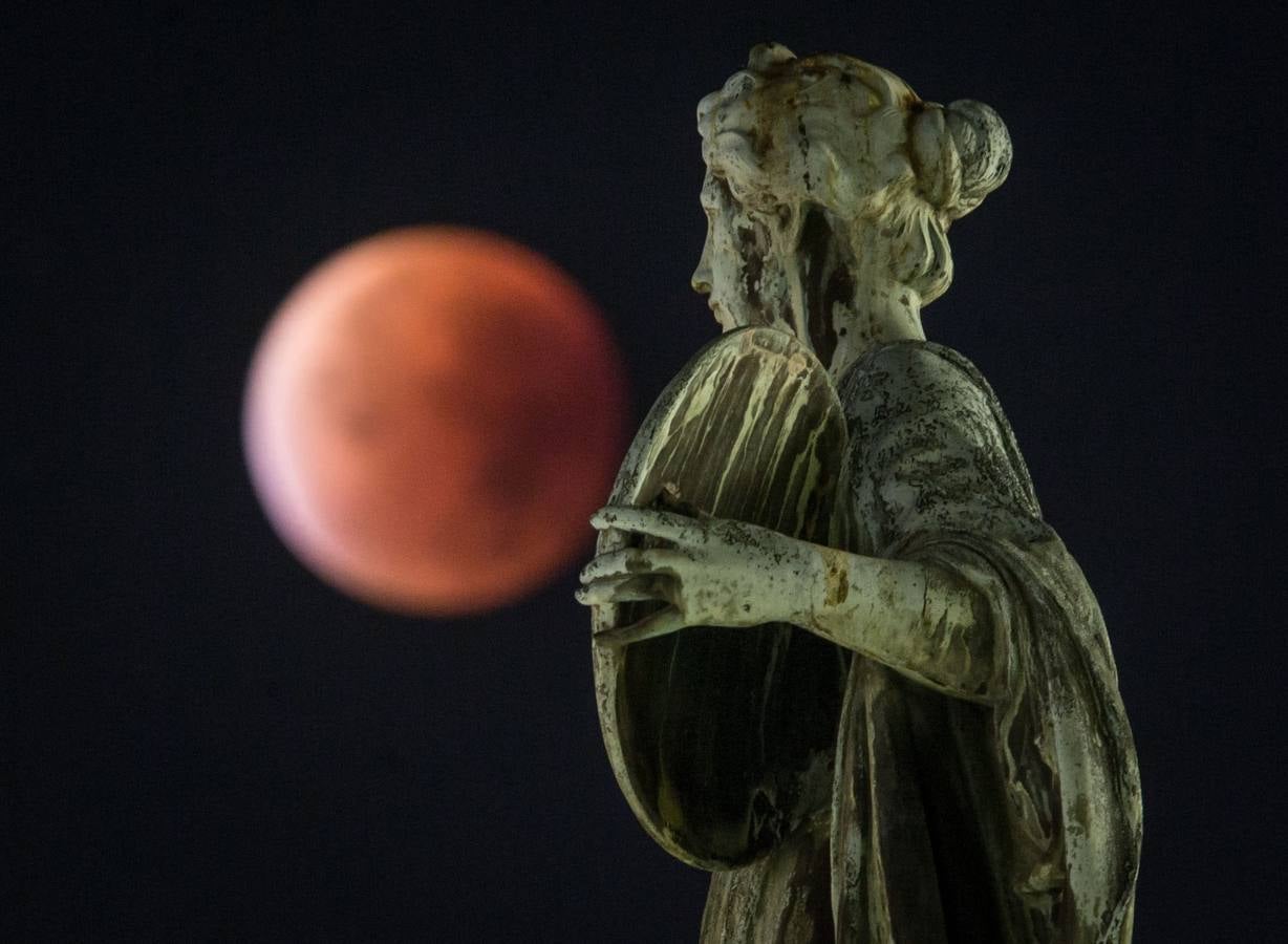 El eclipse y la superluna. La superluna se volvió rojiza en mitad de la noche. Vista desde Frankfurt.