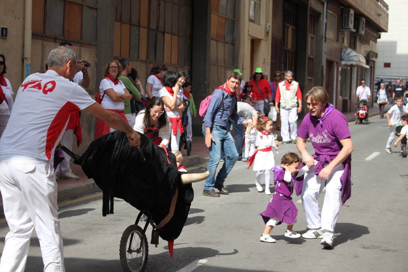 Vaquillas de juguete (y de verdad) en las fiestas de Arnedo