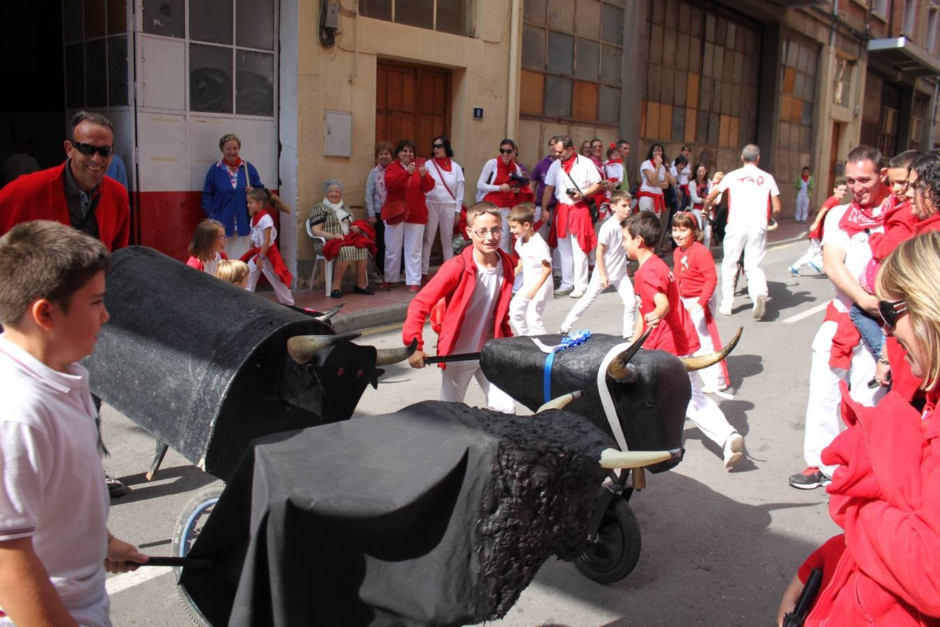 Vaquillas de juguete (y de verdad) en las fiestas de Arnedo