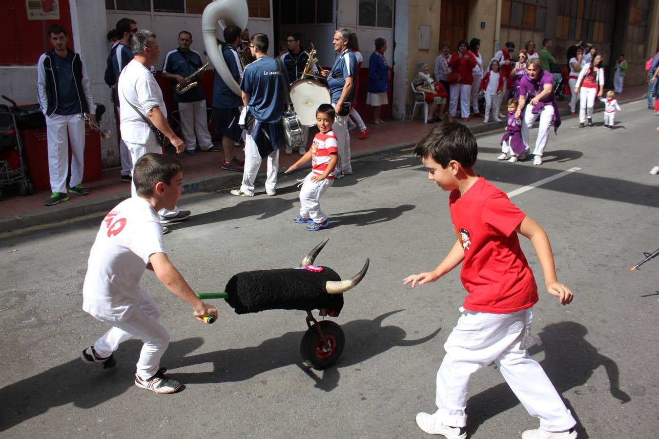 Vaquillas de juguete (y de verdad) en las fiestas de Arnedo