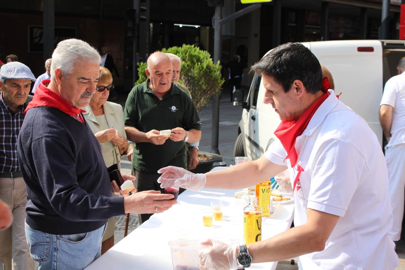 Vaquillas de juguete (y de verdad) en las fiestas de Arnedo