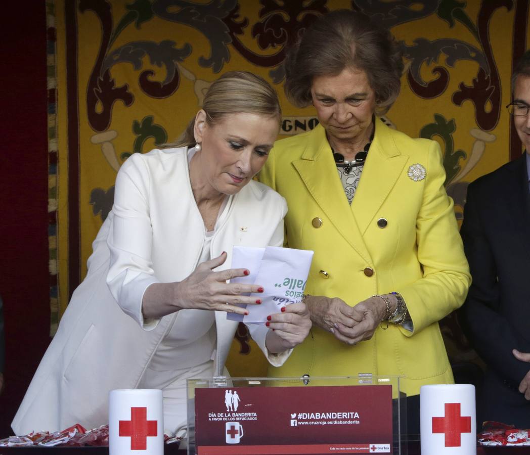 La reina Sofía conversa con la presidenta de la Comunidad de Madrid, Cristina Cifuentes, en la mesa de cuestación de Cruz Roja.