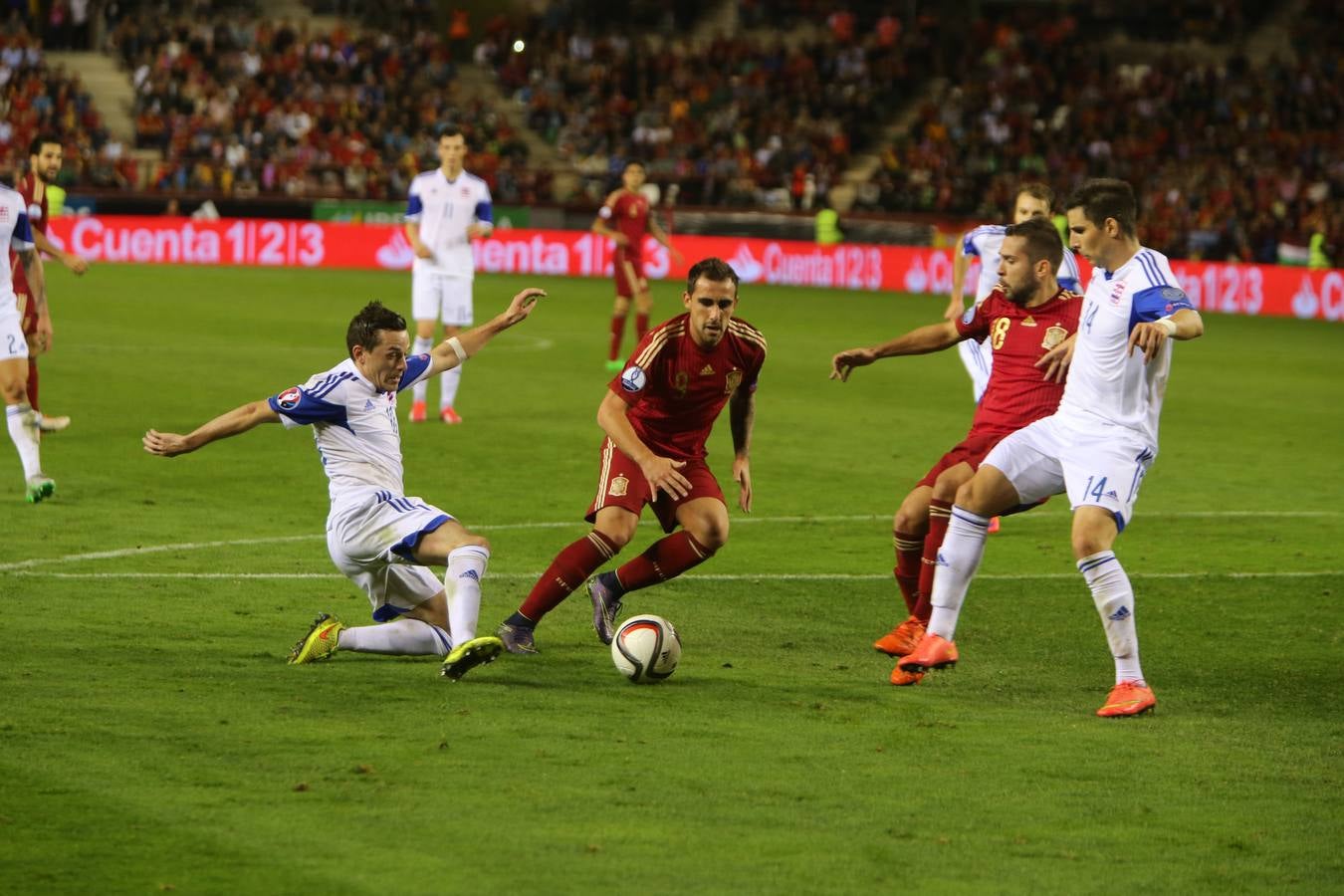 La selección española gana a Luxemburgo en Las Gaunas