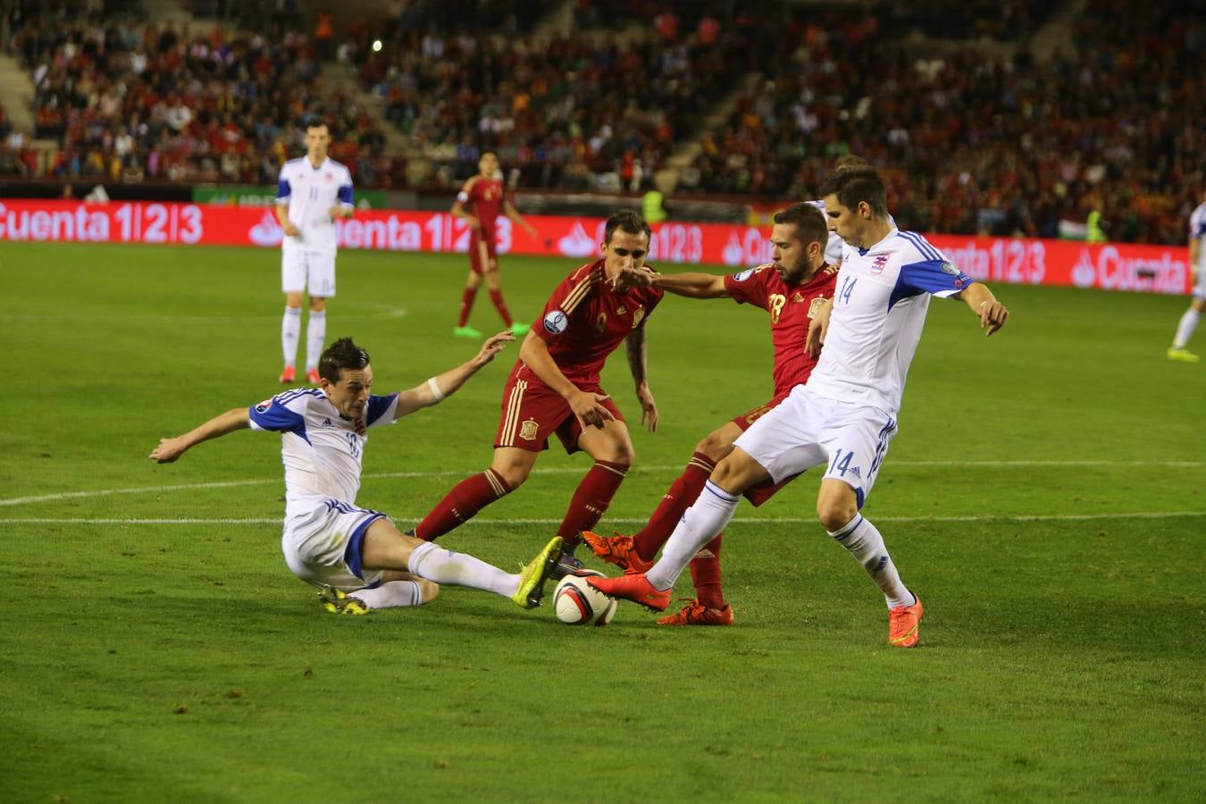 La selección española gana a Luxemburgo en Las Gaunas