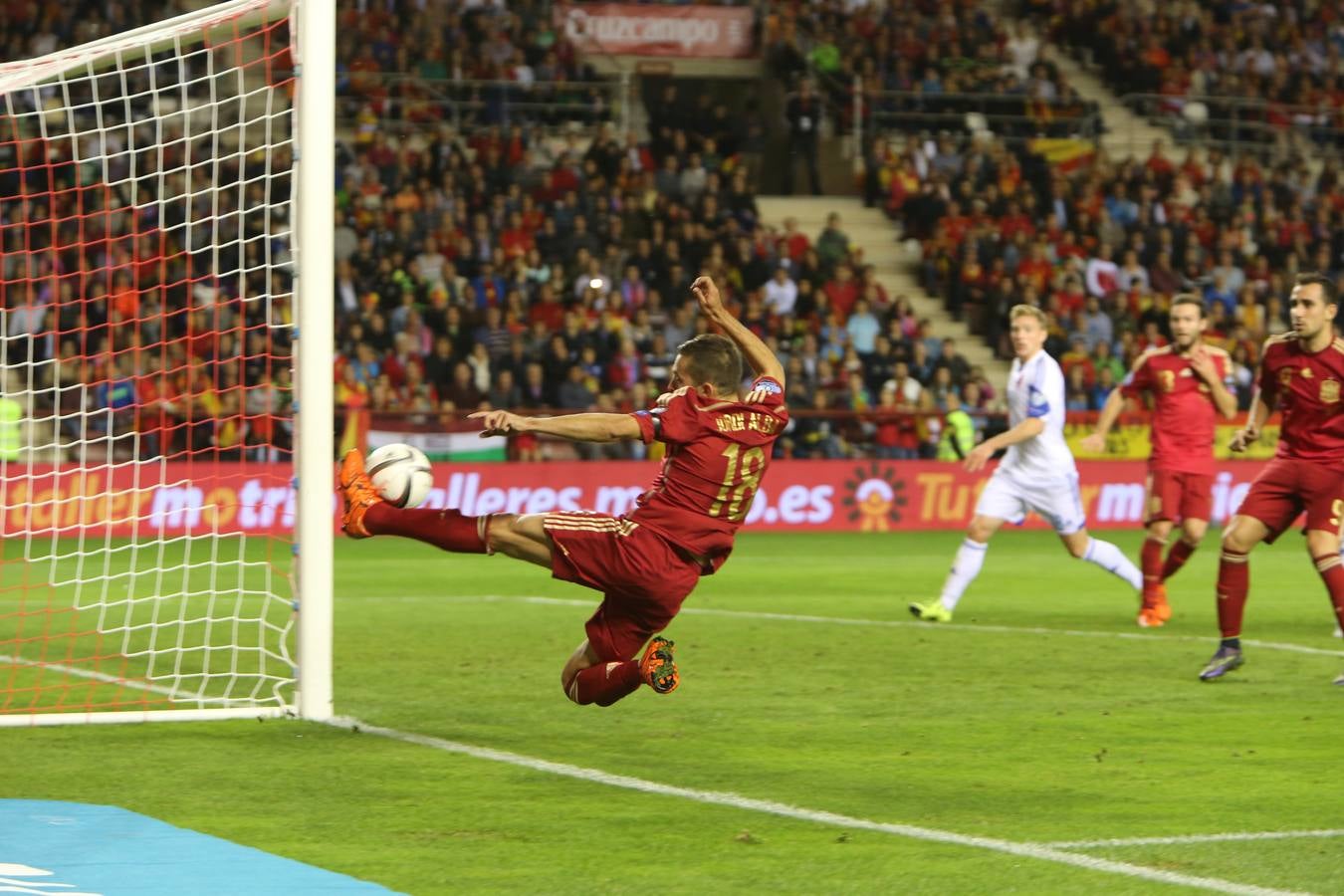 La selección española gana a Luxemburgo en Las Gaunas