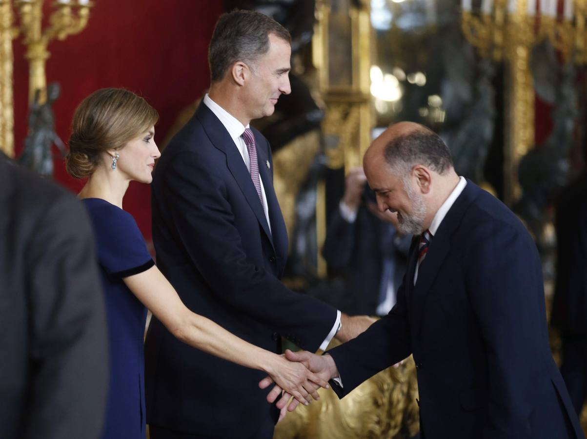 Los Reyes saludan al presidente del Tribunal Constitucional, Francisco Pérez de los Cobos.