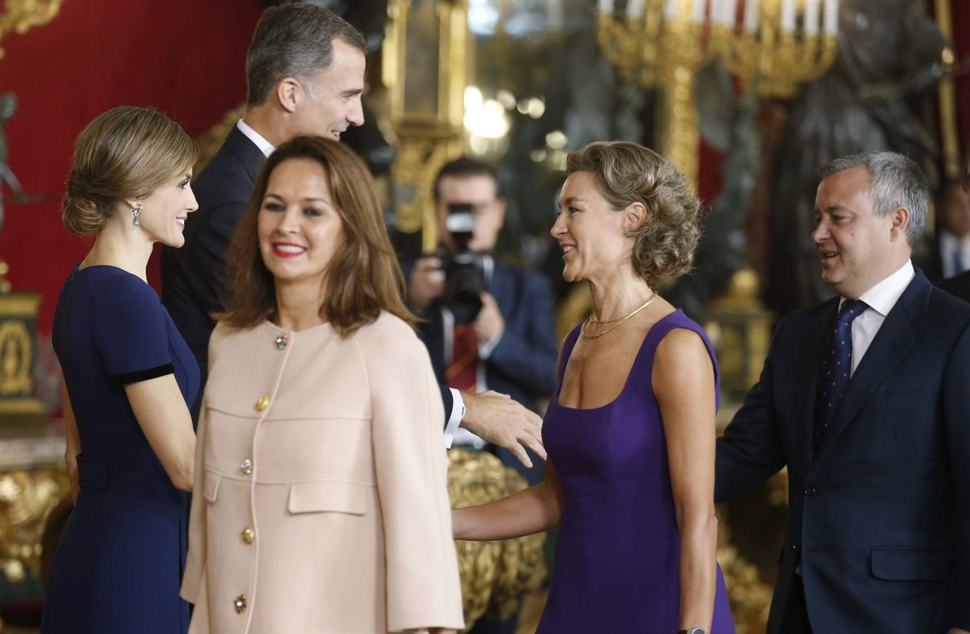 Los Reyes saludan a la ministra de Agricultura, Isabel Fernández Tejerina.