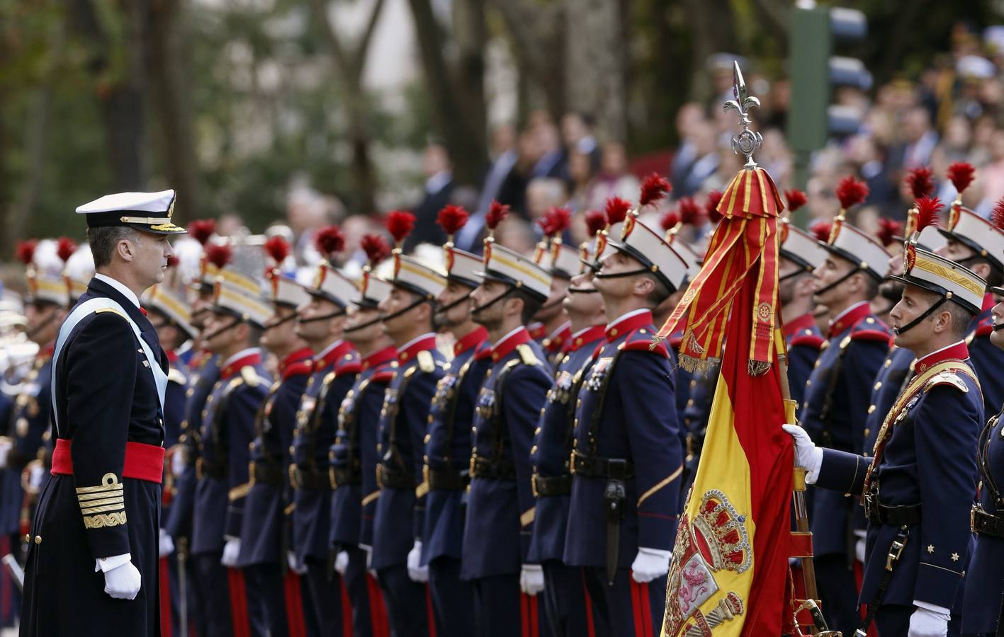 Felipe VI pasa revista a las tropas.