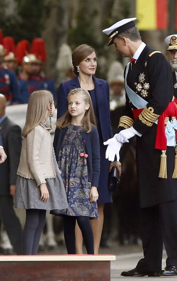 Los Reyes intercambian unas palabras en presencia de sus hijas.