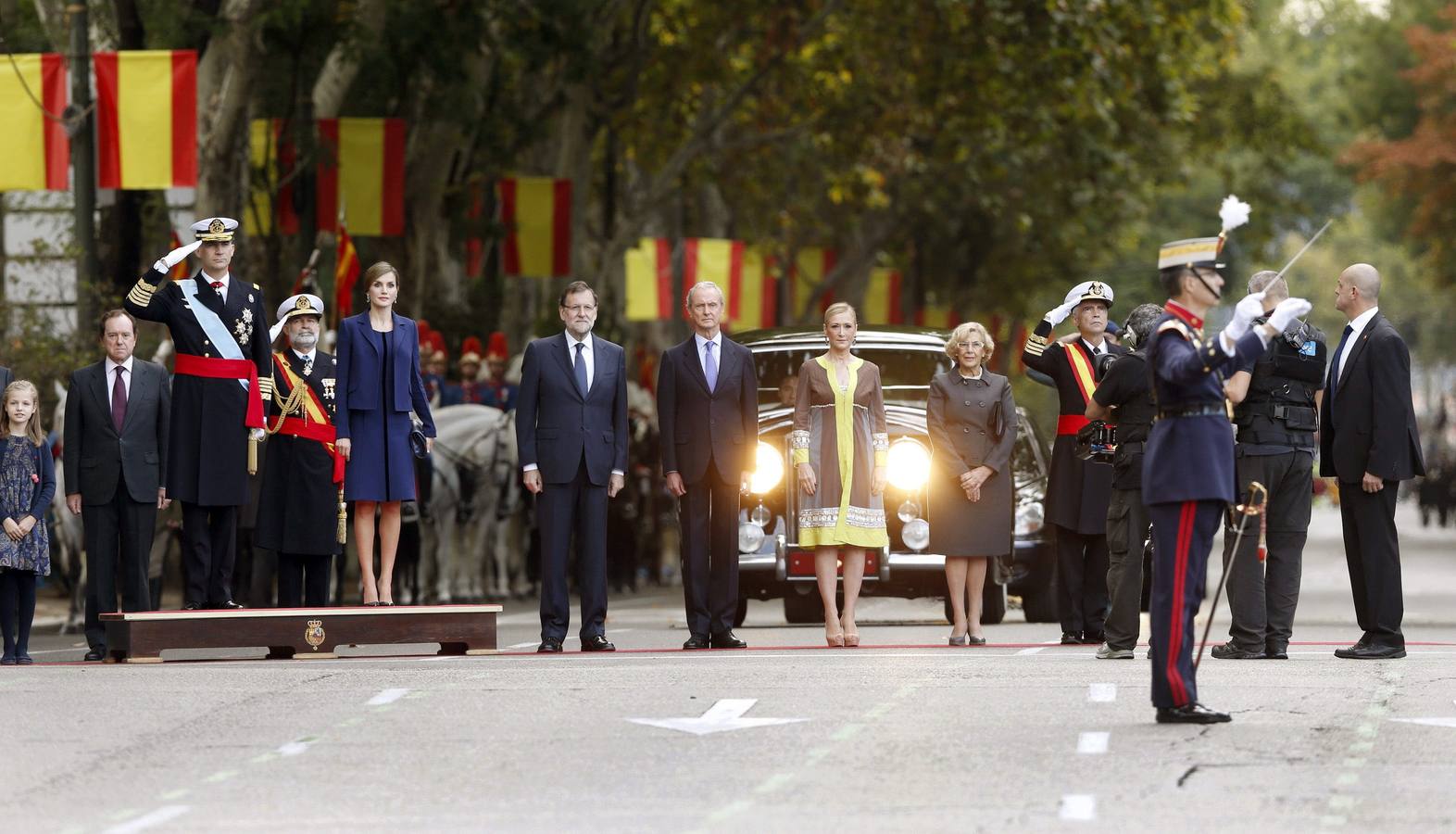 Los Reyes escuchan el Himno Nacional al inicio del desfile.