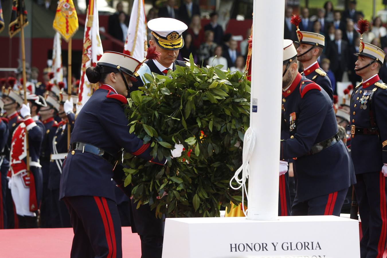 El Rey realiza una ofrenda en honor a los caídos.