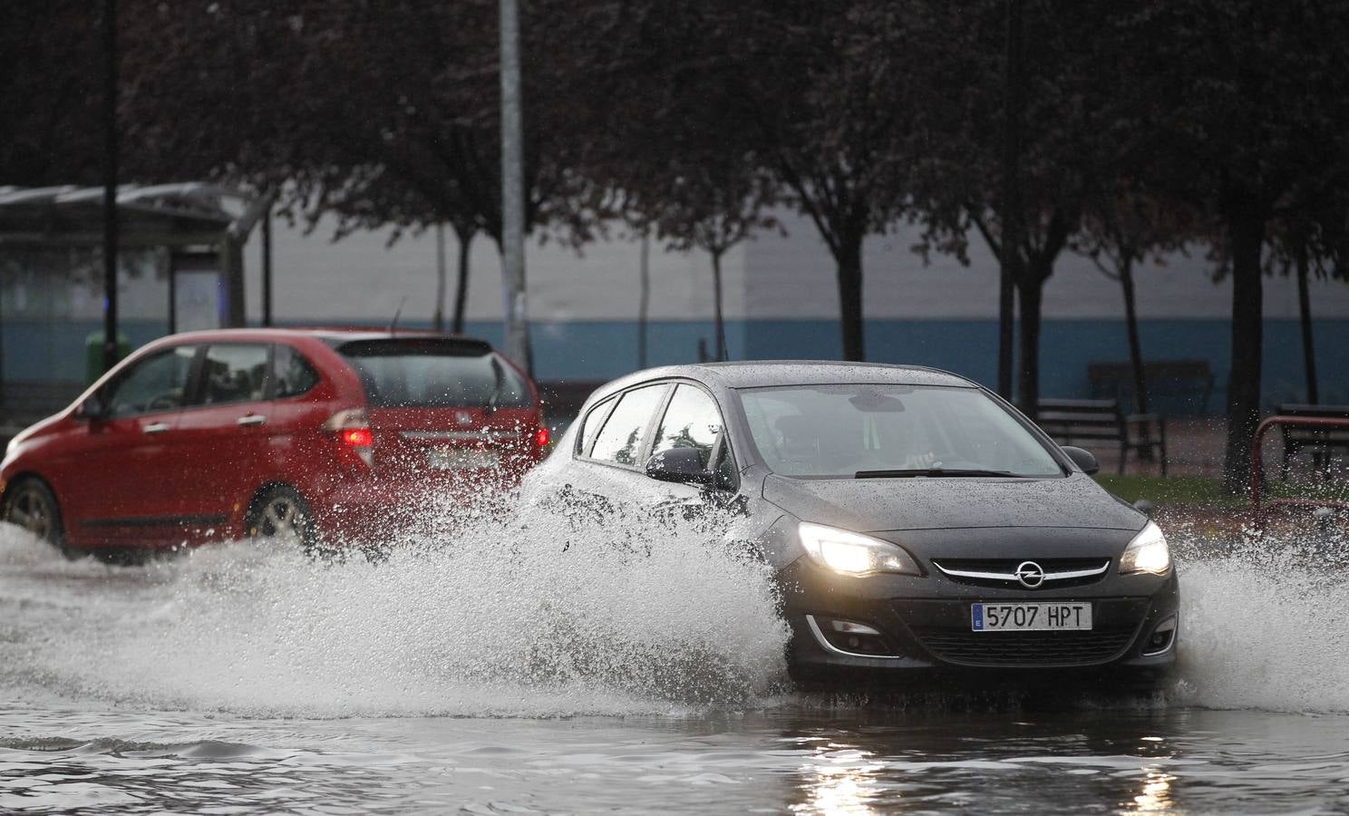 Intensa lluvia en Logroño, que ha causado problemas de tráfico