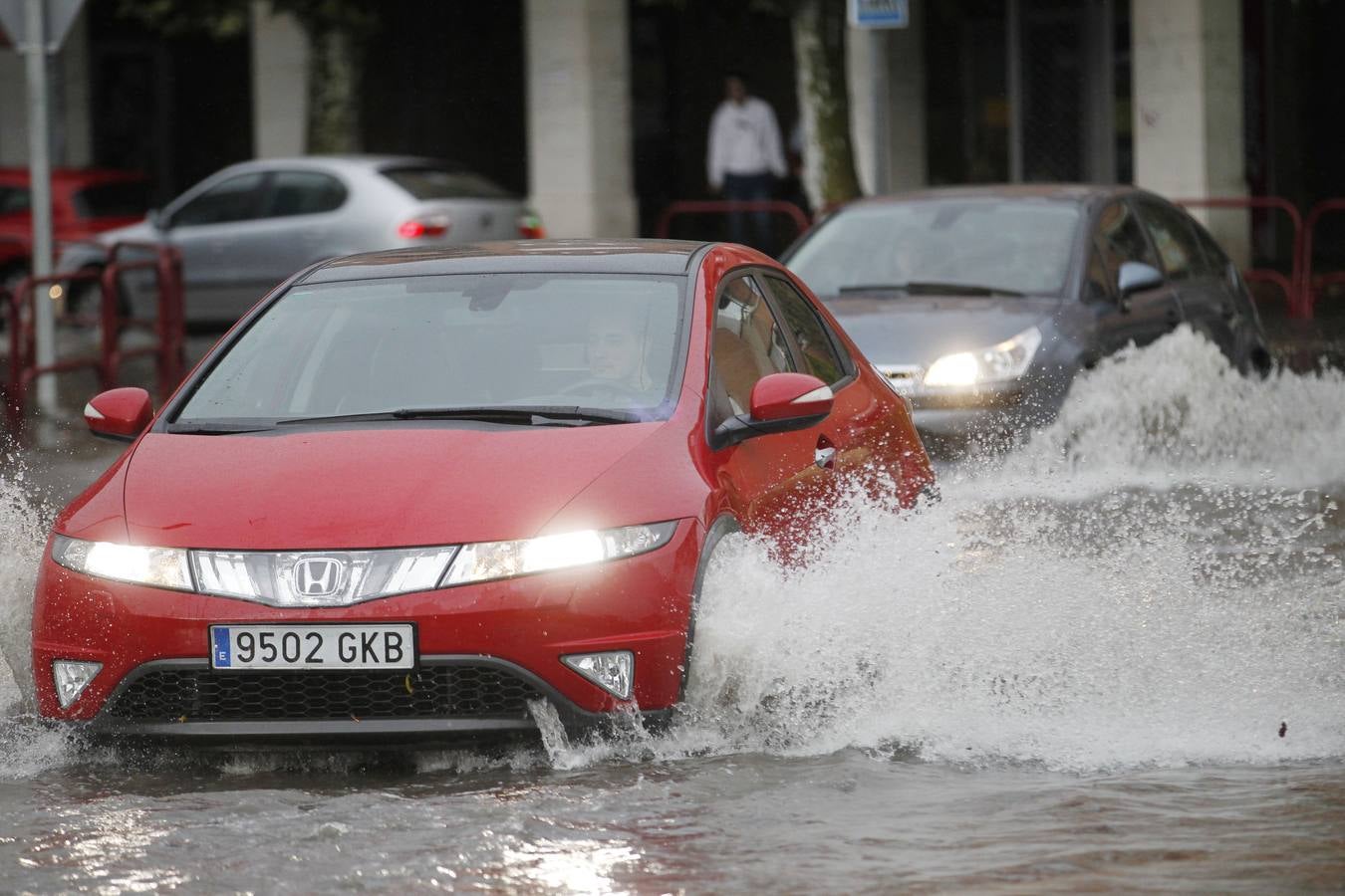 Intensa lluvia en Logroño, que ha causado problemas de tráfico