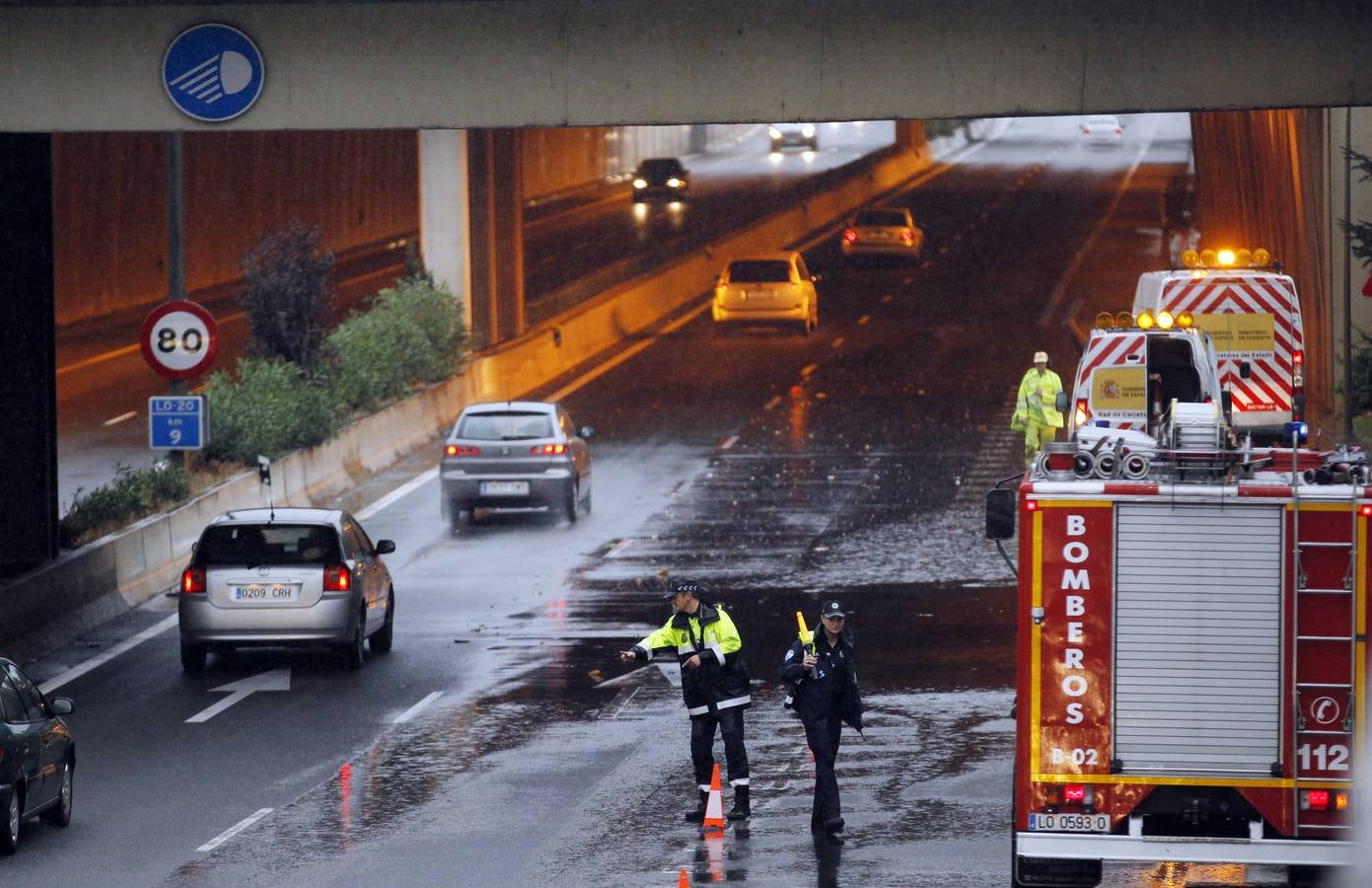 Intensa lluvia en Logroño, que ha causado problemas de tráfico