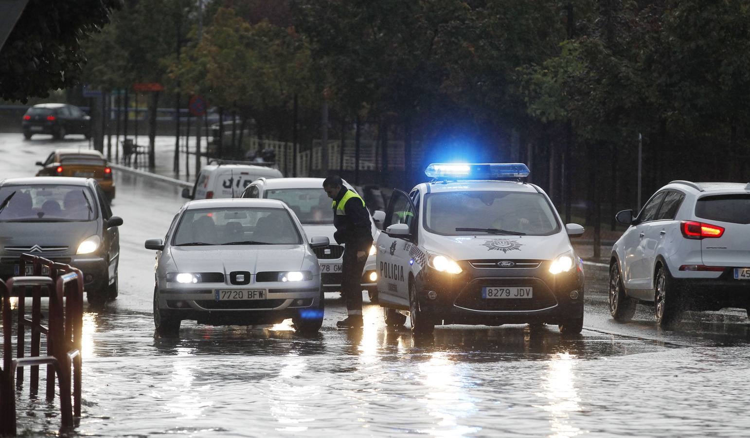 Intensa lluvia en Logroño, que ha causado problemas de tráfico