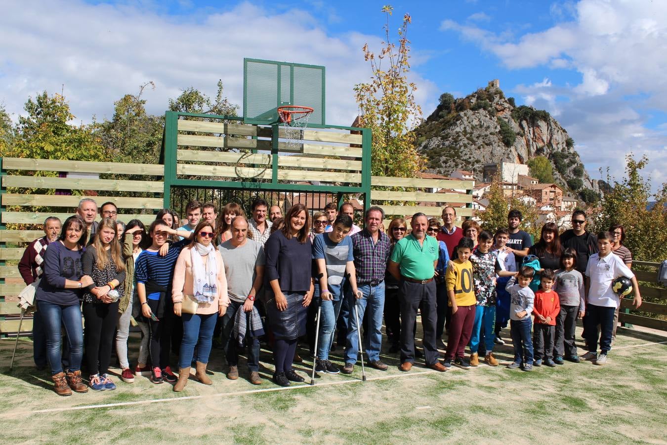 Nieva inaugura su pista polideportiva