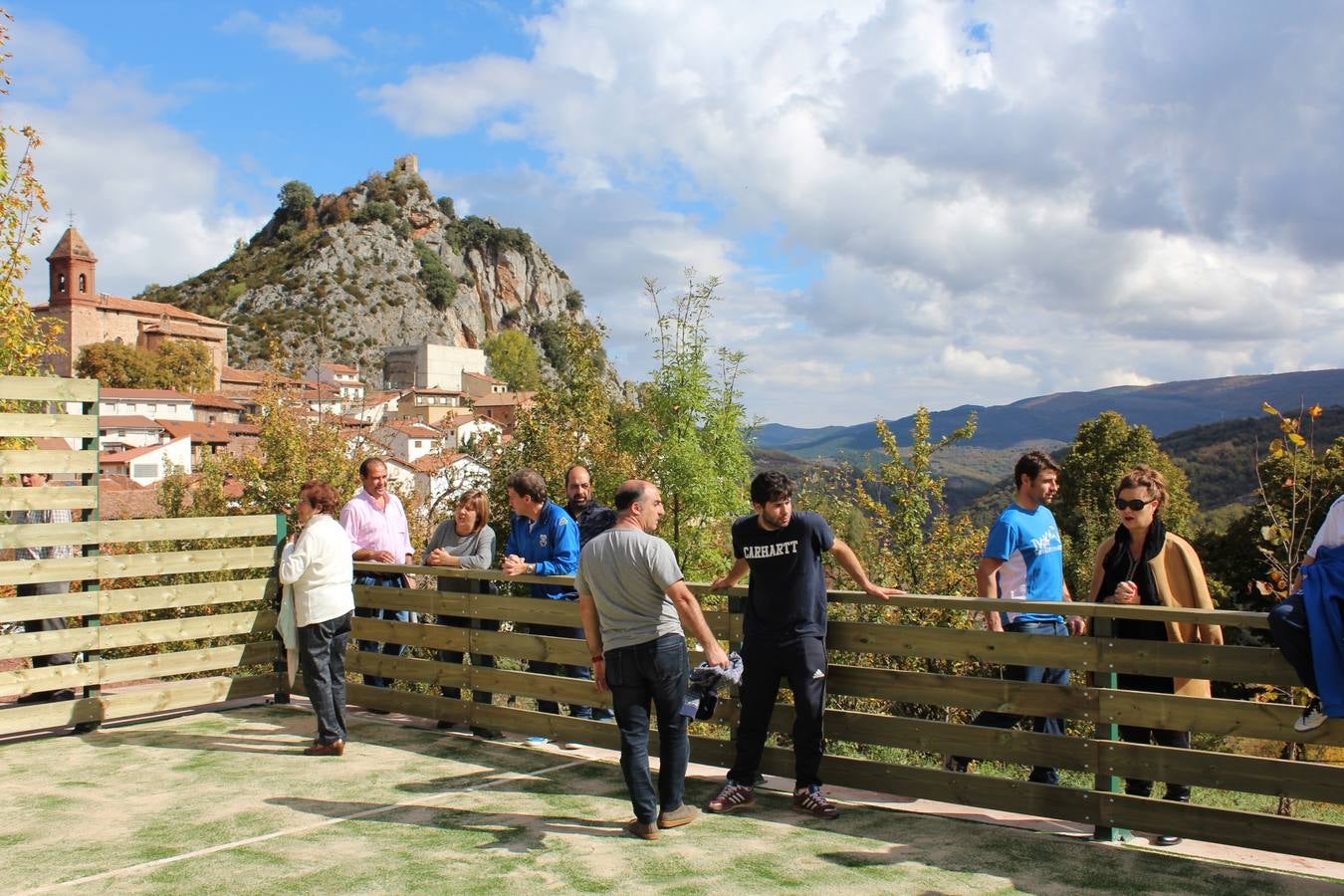 Nieva inaugura su pista polideportiva