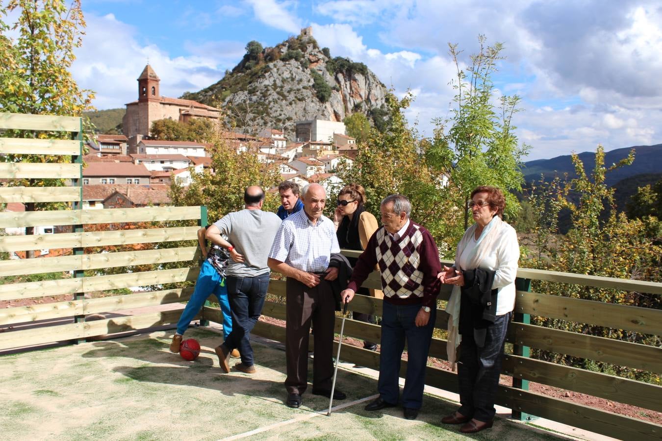 Nieva inaugura su pista polideportiva