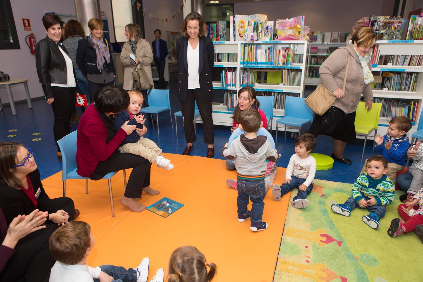 Inauguración de &#039;Héroes de cómic&#039; y excursión de la guardería Cuenta Cuentos en la Biblioteca Rafael Azcona