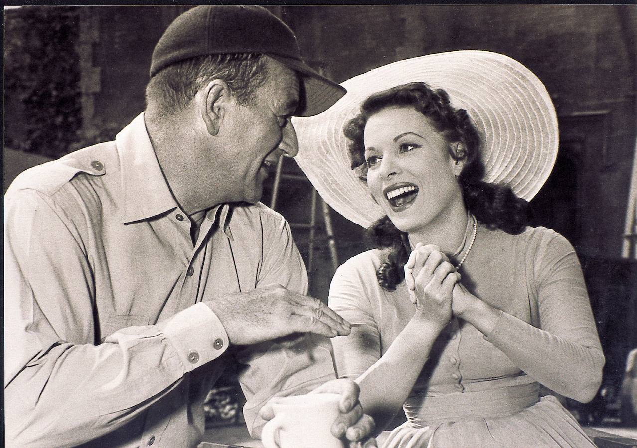 Maureen O'Hara, junto a John Wayne en 'Escrito bajo el sol'.