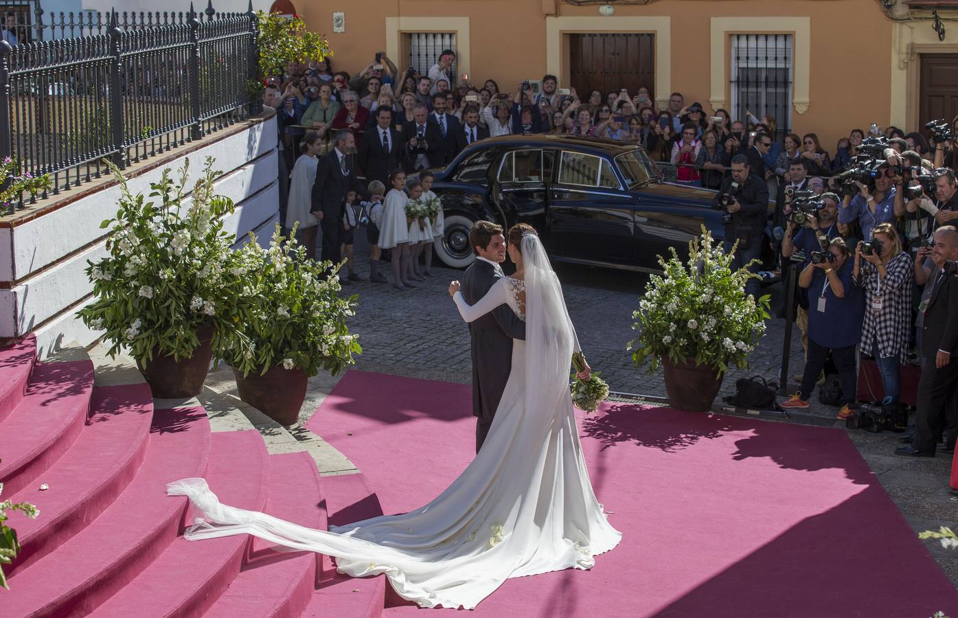 Los novios se disponen a darse un beso para sellar su amor.