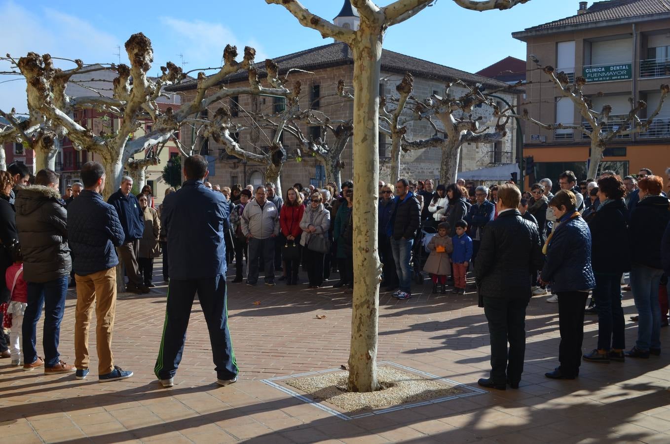 Fuenmayor. Vecinos de Fuenmayor formaron un corro en señal de apoyo al pueblo francés.