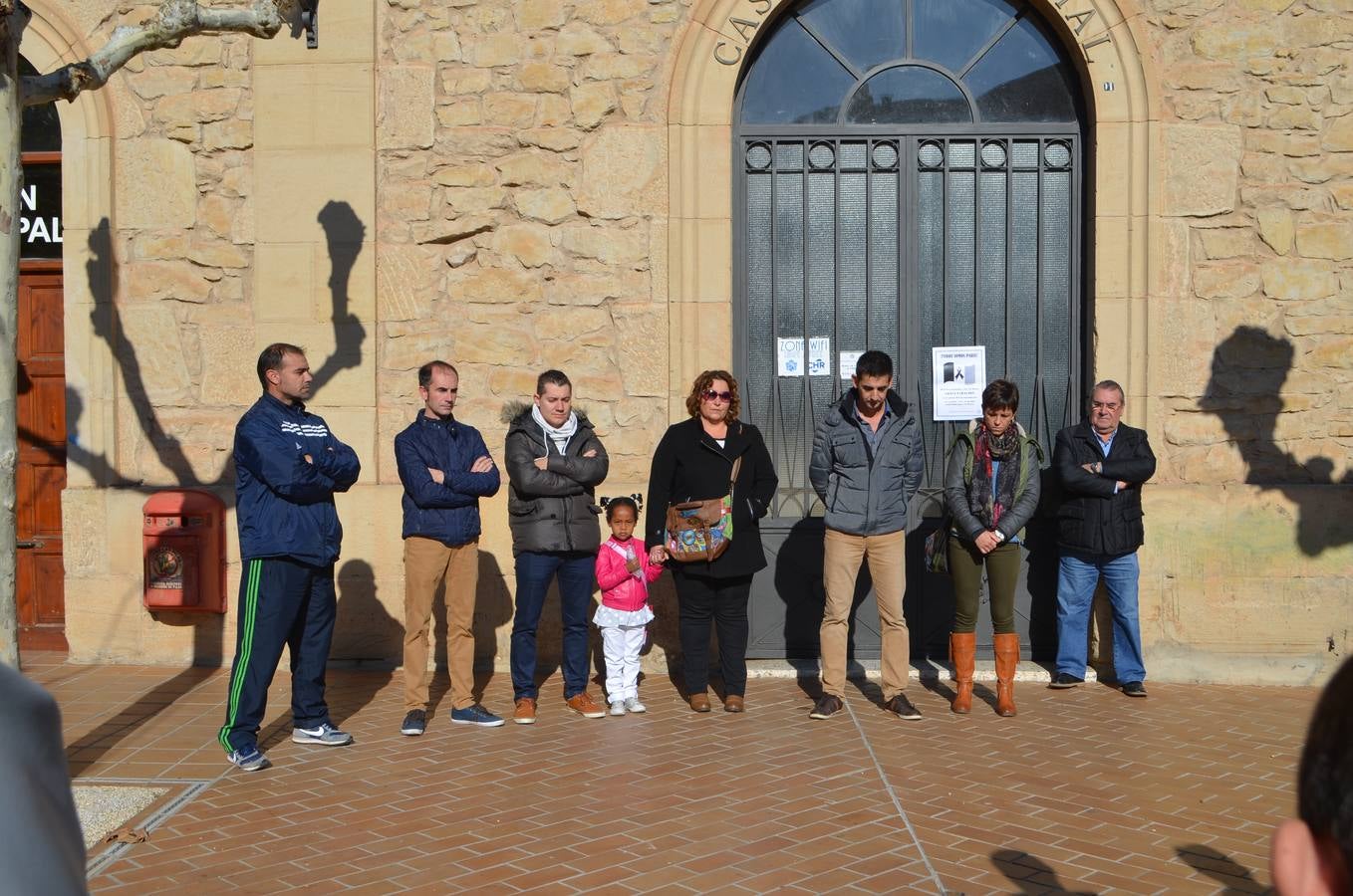 Fuenmayor. Vecinos de Fuenmayor formaron un corro en señal de apoyo al pueblo francés.