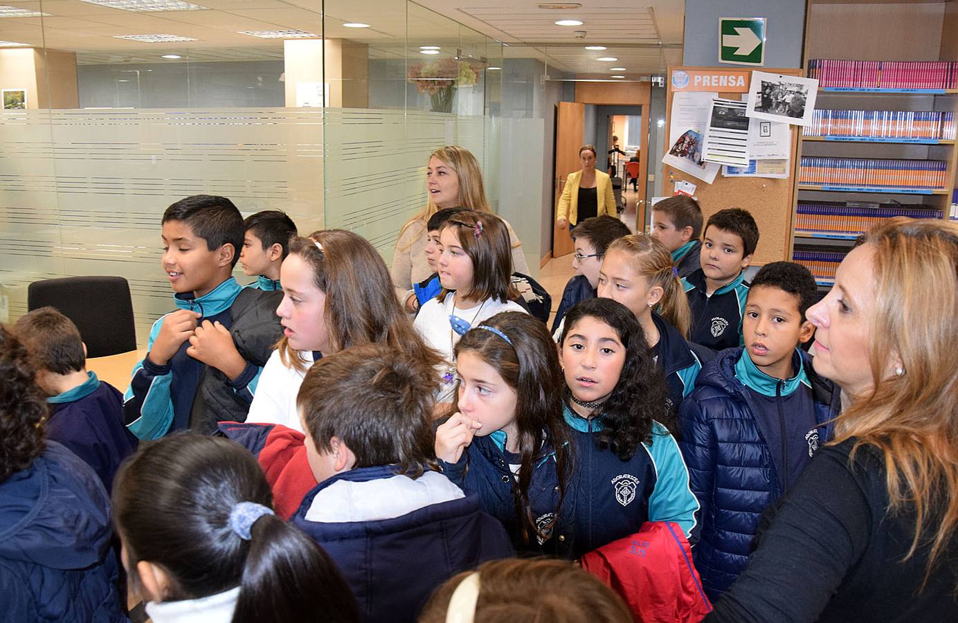 Los alumnos de 5º B de Adoratrices visitan la multimedia de Diario La Rioja, junto a su profesora Juana Gil