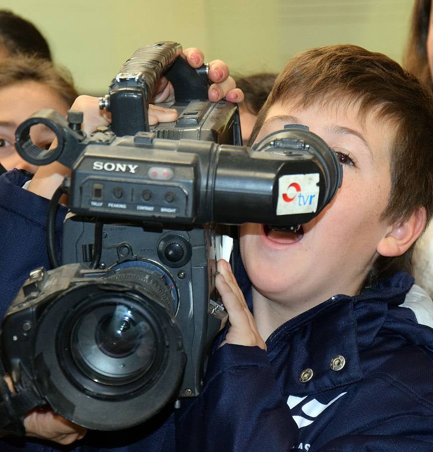 Los alumnos de 5º B de Adoratrices visitan la multimedia de Diario La Rioja, junto a su profesora Juana Gil